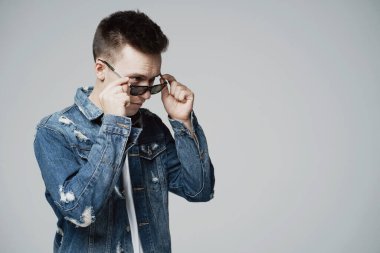 Sungla 'yı tutan, Avrupa görünümlü, ciddi görünümlü genç bir adam.