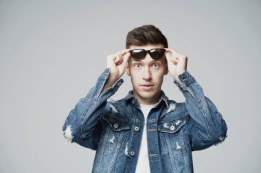 Avrupa görünümlü, güneş gözlüğü takan genç adam şaşırdı.