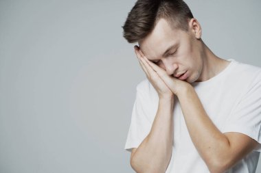 Tembel erkek öğrenci derin uykuda, Vidlitsa ise buruşuk uykulu. rüya