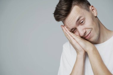 Tembel bir erkek öğrenci sabahın köründe uyanıp kırışık görünüyor.