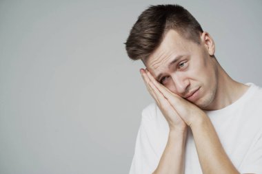 Tembel genç bir adam sabahın köründe uyanır, buruş buruş görünür. 