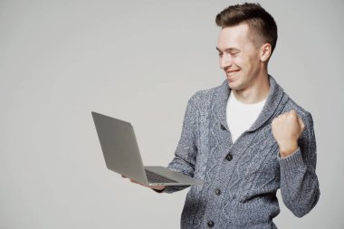 Kafkas görünümlü şaşırmış bir adam, dizüstü bilgisayara bakıyor. bu... 