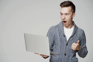 Kafkas görünümlü genç adam, dizüstü bilgisayara baktı.