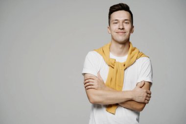 Avrupa görünümlü neşeli genç bir adam, sinsi bir bakış, çapraz