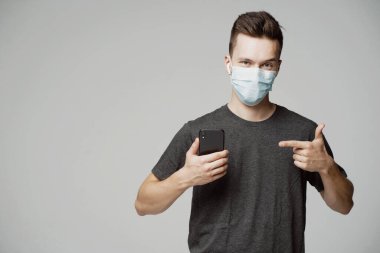 Kafkas ırkından ciddi bir adam, telefonu işaret ediyor. portre