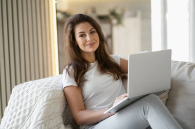 Banka 'nın internet sitesindeki başvuru formunu yeniden kredi başvurusu için doldurun