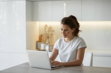 Kendine güvenen bir kadın yeni görevleri meslektaşına ve istatistiklerine açıklar