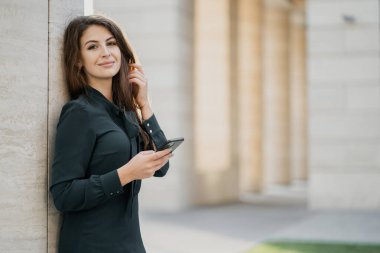 Kafkas görünümlü genç bir kızın portresi, esmer.