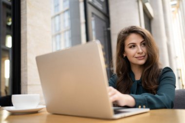 Pazarlama üzerine yapılan çalışmalar hakkında bir metin mesajı raporu yazar