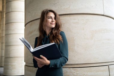 Kolej ve Enstitüdeki projeyle ilgili rapor. çalışma işareti