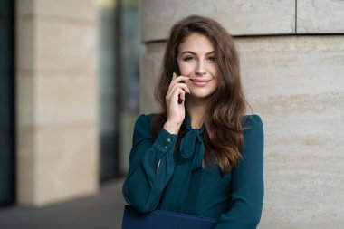 Sekreter telefona cevap verir, profesyonel yönetici iş kadını. 