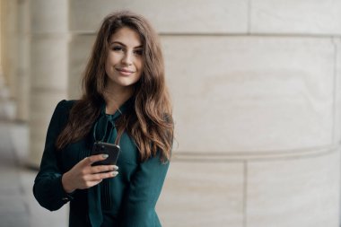 Anne babaya bir mesaj gönderir. Mutlu genç bir kadının portresi