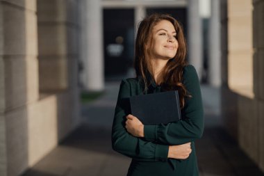 Enstitü 'deki öğretmen eğitmeninin elinde belge raporu var.