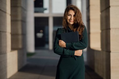 Avrupa Uygulaması 'nın genç ve mutlu bir bayan öğrencisinin portresi