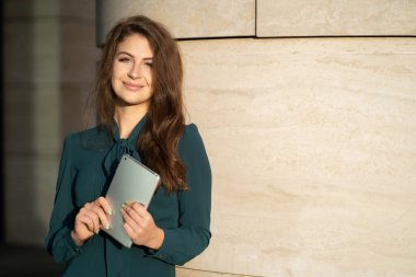 Kolej ve Enstitüdeki projeyle ilgili rapor. çalışma işareti