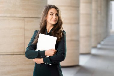Enstitü 'de çalışan bir öğretmen el klasöründe tutmak için çalışıyor.