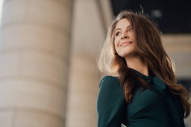 Kendinden emin bir gözün portresi, genç ve mutlu bir kızın güçlü duruşu. 