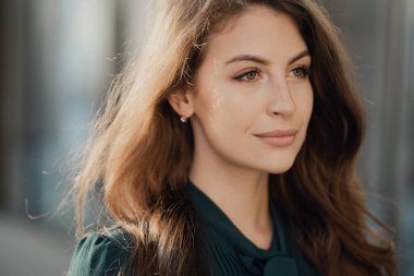 portre kendinden emin bakış, güçlü doğa mutlu genç bir kadın poz veriyor. 