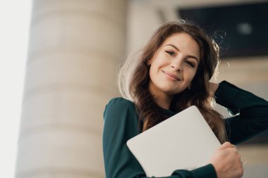 bir ofis klasörü, çalışma belgeleri ve proje raporu içerir.