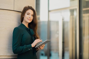 Güçlü doğa baskıları Direktöre gönderilen SMS mesajlarını yazar.