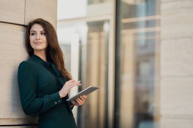 Cep telefonuna yazar ve önemli şeyleri hatırlar.
