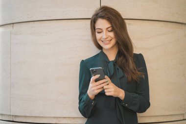 Kurye teslimatına bir mesaj gönderir. Eur 'un kadını pozu