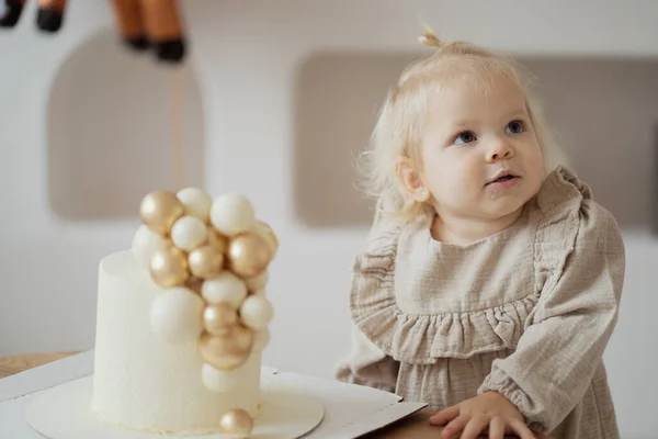 ゴールデンボールとお祝いの健康的なベジタリアン甘いスポンジケーキ — ストック写真