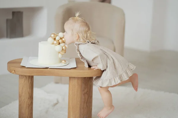 小さな美しいブロンドの女の子が誕生日を祝う 欲を食べて — ストック写真