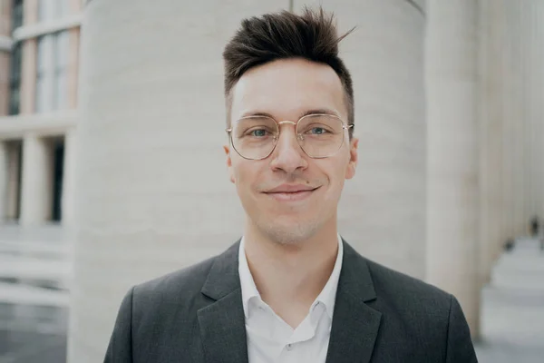 Porträt Eines Fröhlichen Smarten Jungen Mannes Ein Typ Mit Brille — Stockfoto