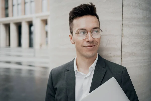 Ein Junger Mann Mit Brille Ein Dunkelhaariger Mann Kaukasischen Aussehens — Stockfoto