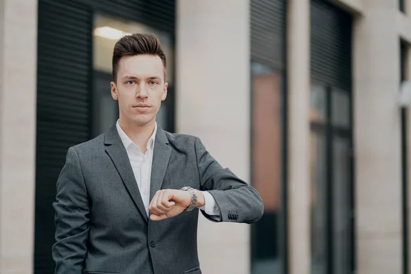 Seriöser Geschäftsmann Der Auf Die Uhr Schaut Modeerscheinungen — Stockfoto