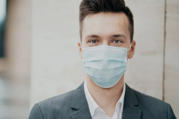 コロナウイルス19型パンデミックからの青い保護マスクです — ストック写真