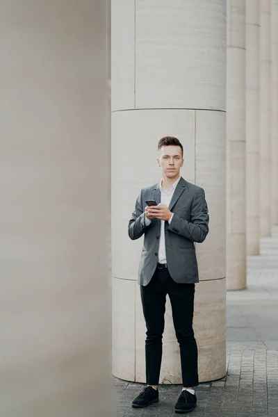 Ein Männlicher Geschäftsmann Hält Ein Neues Telefon Der Hand Und — Stockfoto