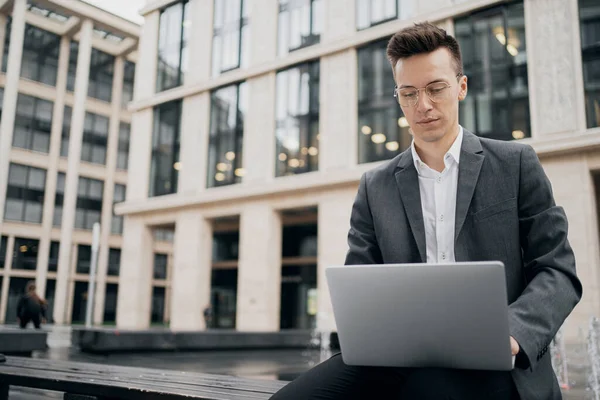 Ein Geschäftstüchtiger Junger Mann Arbeitet Weiter Einem Laptop Und Tippt — Stockfoto