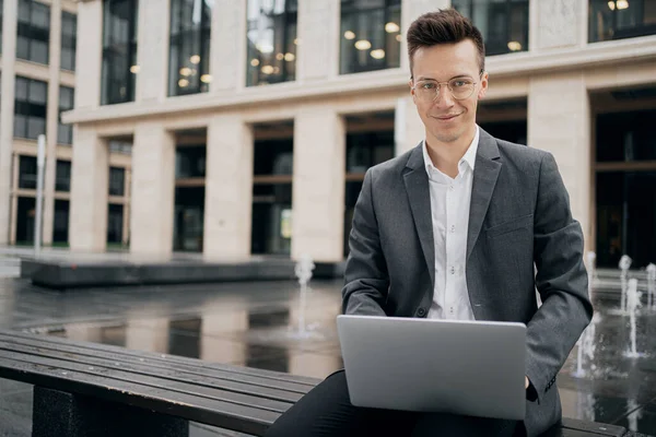 Geschäftsmann Von Europäischem Aussehen Der Einem Laptop Arbeitet — Stockfoto