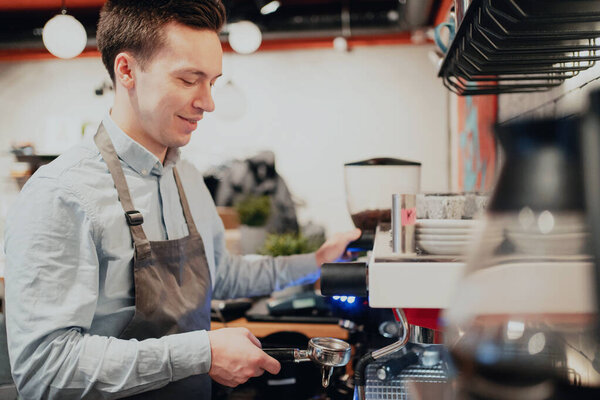 Бармен-бариста готовит и делает ароматный горячий кофе Ameri