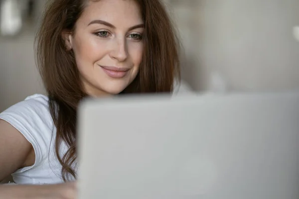 Thuis Trainen Brunette Lacht Portret Een Vreemde — Stockfoto