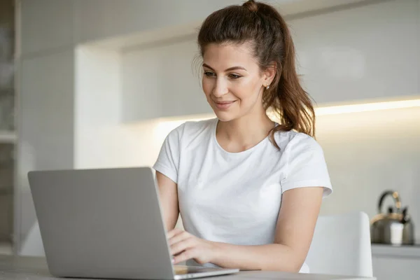 Uma Mulher Está Digitando Sentado Casa Cozinha Laptop Com — Fotografia de Stock