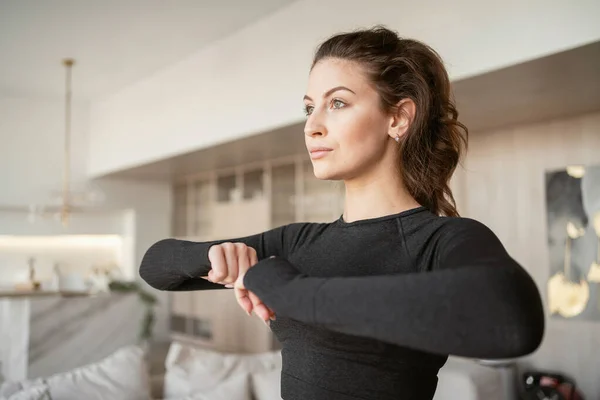 Spor antrenmanı ince figürlü atlet ho fitness egzersiz yapıyor