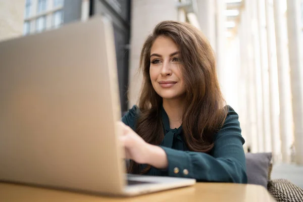 Insegnante Insegnante Allenatore Presso Istituto Lavoro Documenti Pronti Contro Termine — Foto Stock