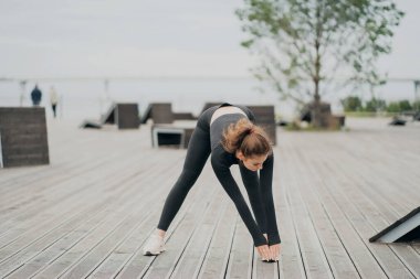 Genç fitness kızı esmer sporcu kadın spor yapıyor.