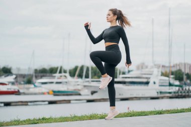 Bacak egzersizleri, kardiyo eğitimine başlamadan önce ısınma egzersizleri. siyah sk