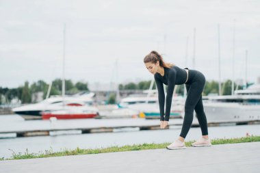 İleri eğilme egzersizleri yapar aerobik sağlıklı yaşam tarzı. styli