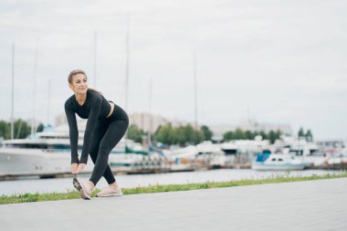 İleri eğilme egzersizleri yapar aerobik sağlıklı yaşam tarzı. styli