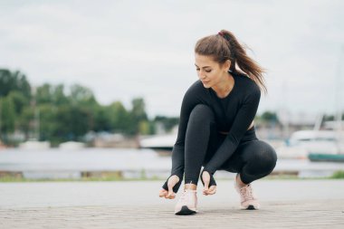 Siyah takım elbise rahat ve şekilli bir spor. Bir kadın kendini kontrol eder.