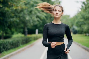 Koşu sporları. Avrupalı esmer, kendine güvenen bir kadın. st