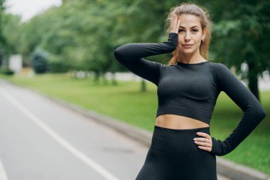 Avrupa görünümlü, poz veren mutlu esmer bir kadının portresi