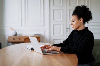 Tarayıcıda, yeni bir proje üzerinde çalışıyor. Serbest Çalışan Kadın.
