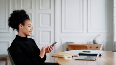 Mesai saatleri arasında ara. Tatmin olmuş serbest çalışan bir öğrenci okuyor. 