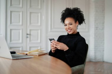 Mesajı kuryedeki telefondan yazdırır. Bir lapto var.
